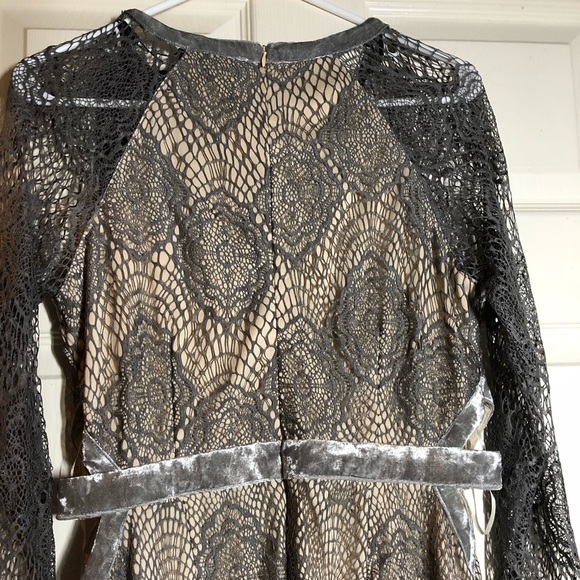 A symmetrical dress - Picture 5 of 8